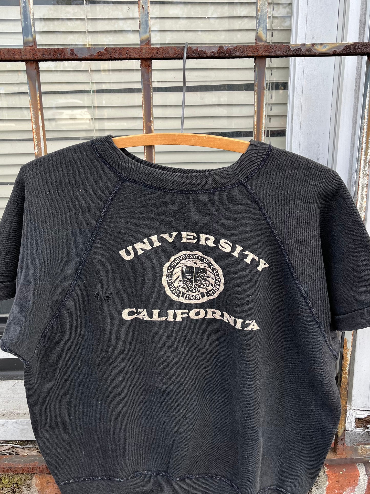 1950’s Black ‘University of California’ Short Sleeve Sweatshirt (S/M)