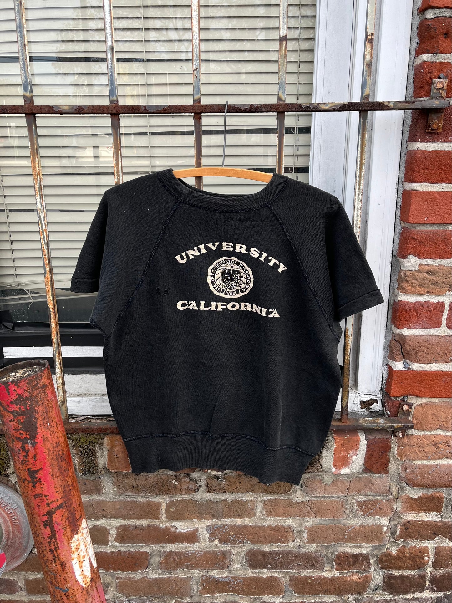 1950’s Black ‘University of California’ Short Sleeve Sweatshirt (S/M)
